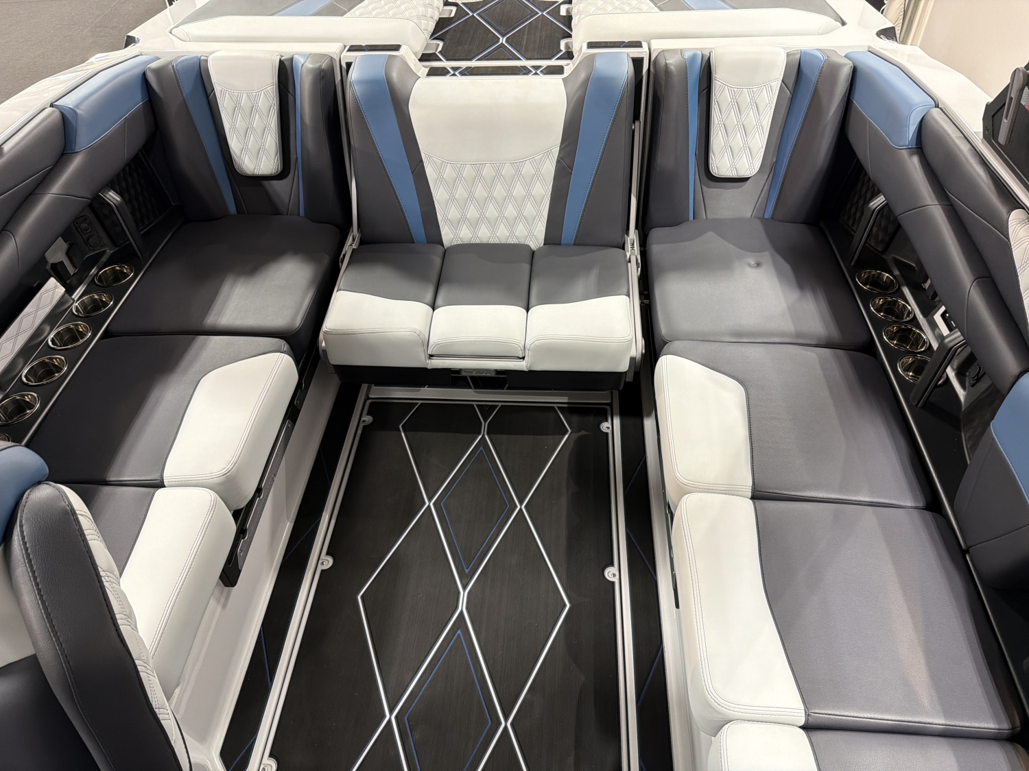 2025 Malibu M230