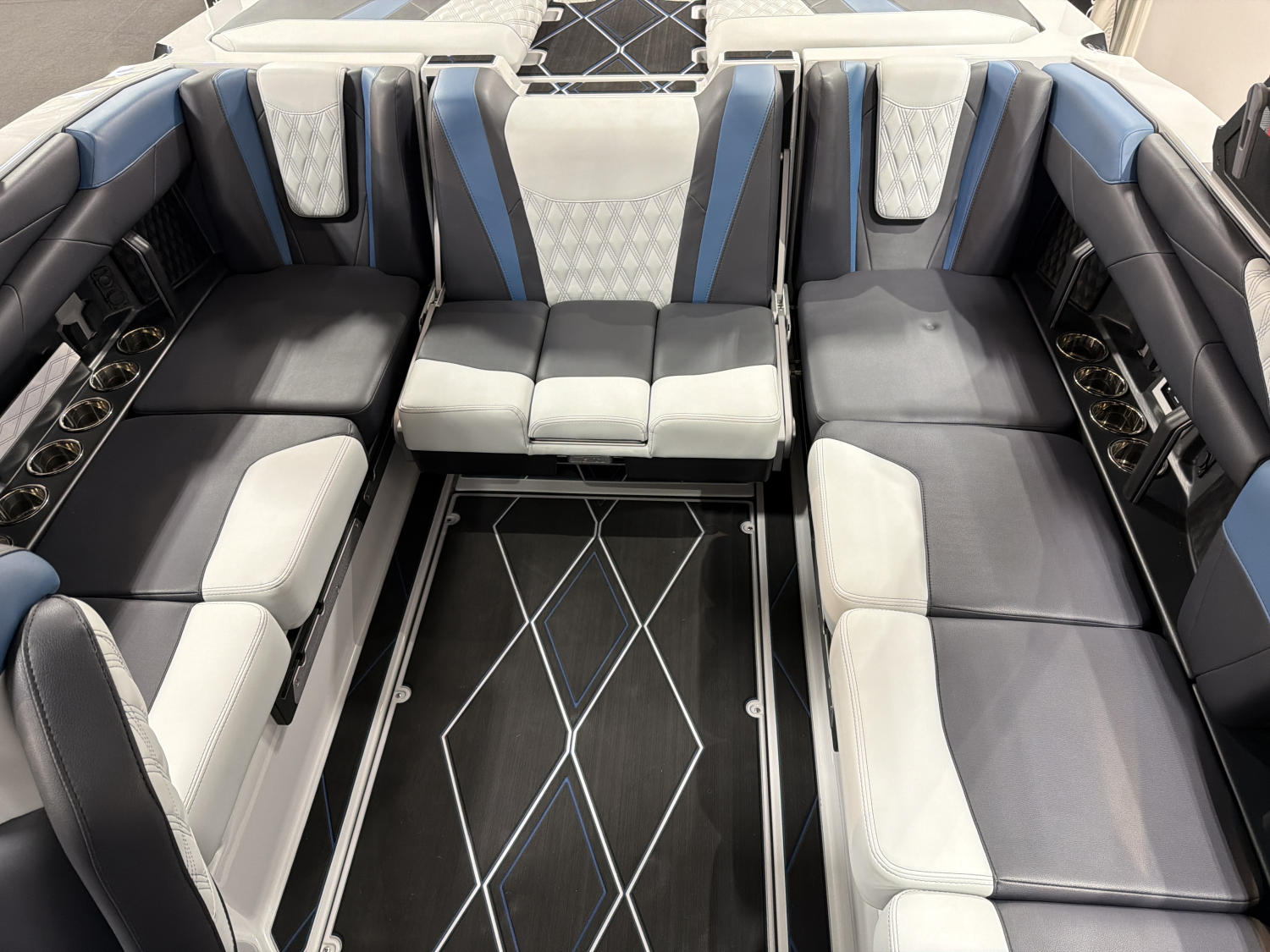 2025 Malibu M230