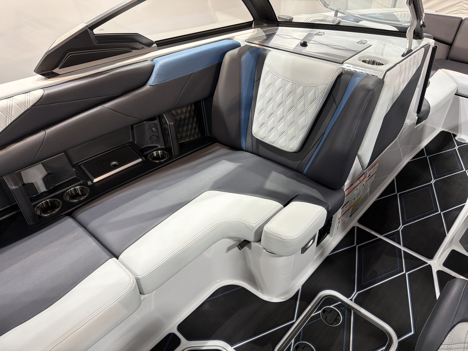 2025 Malibu M230