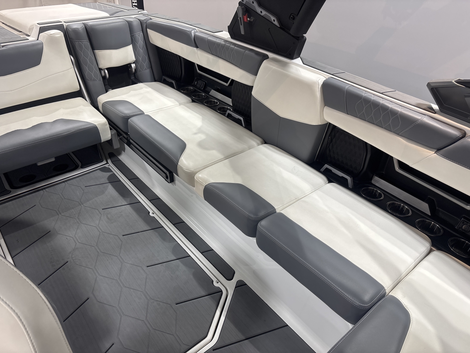 2021 Malibu M240