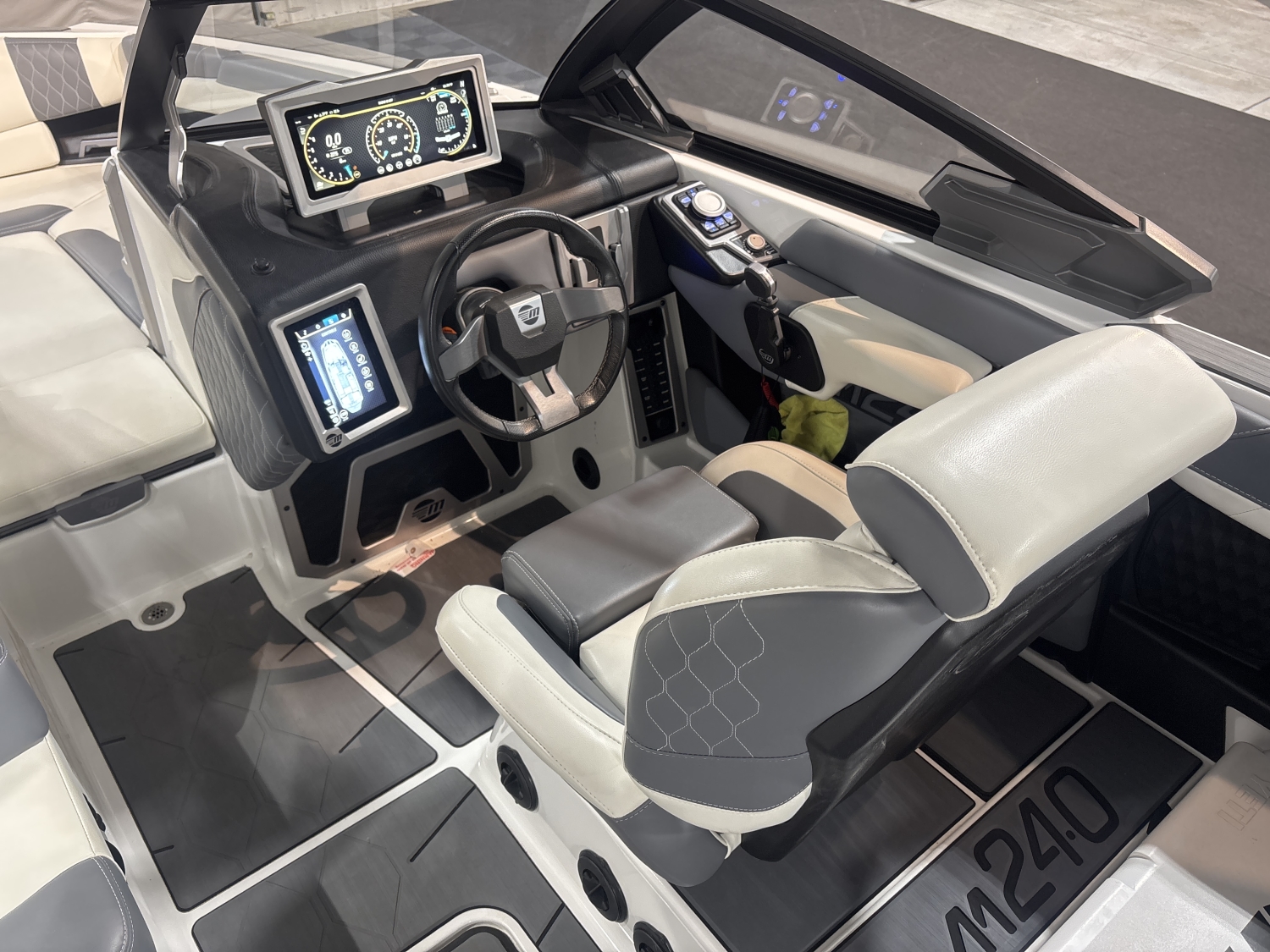 2021 Malibu M240