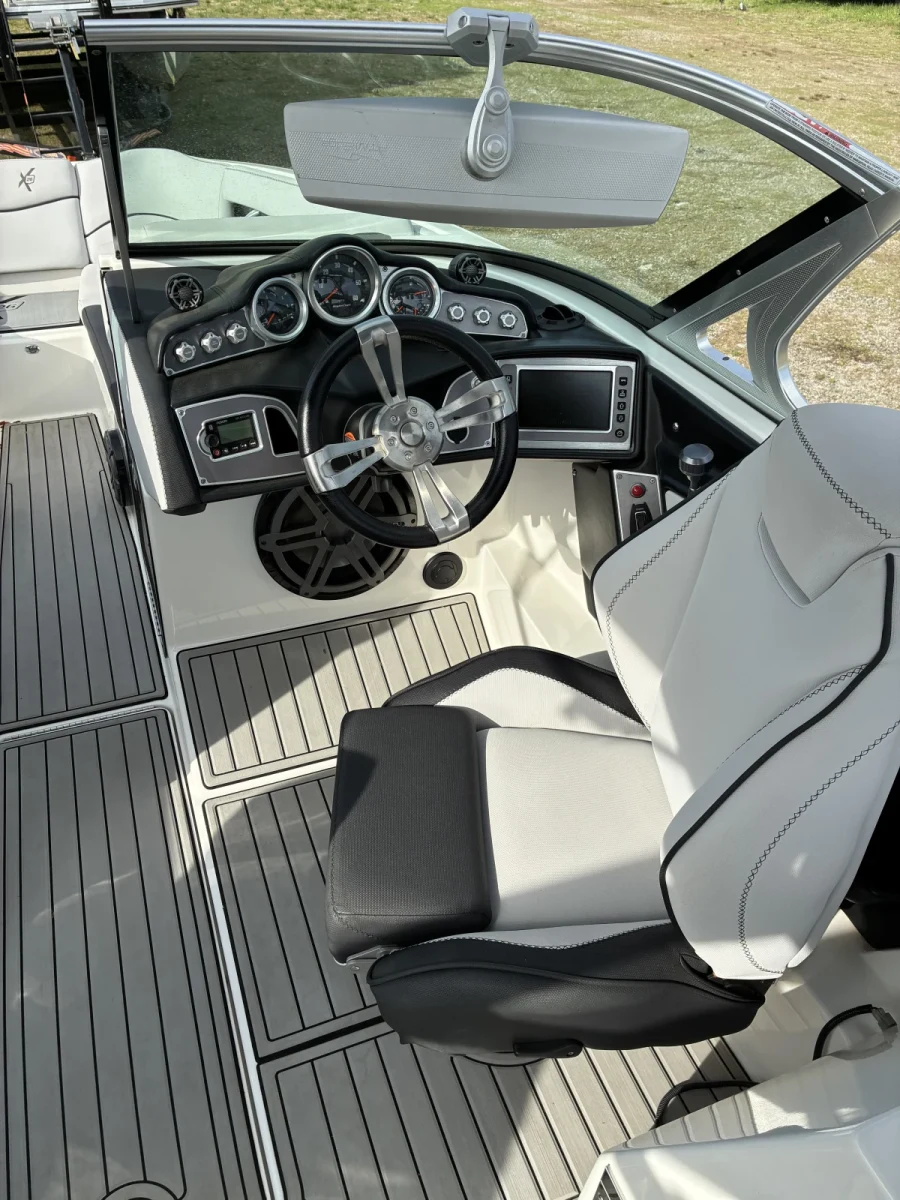 2017-mastercraft-x26-137093-image1.webp