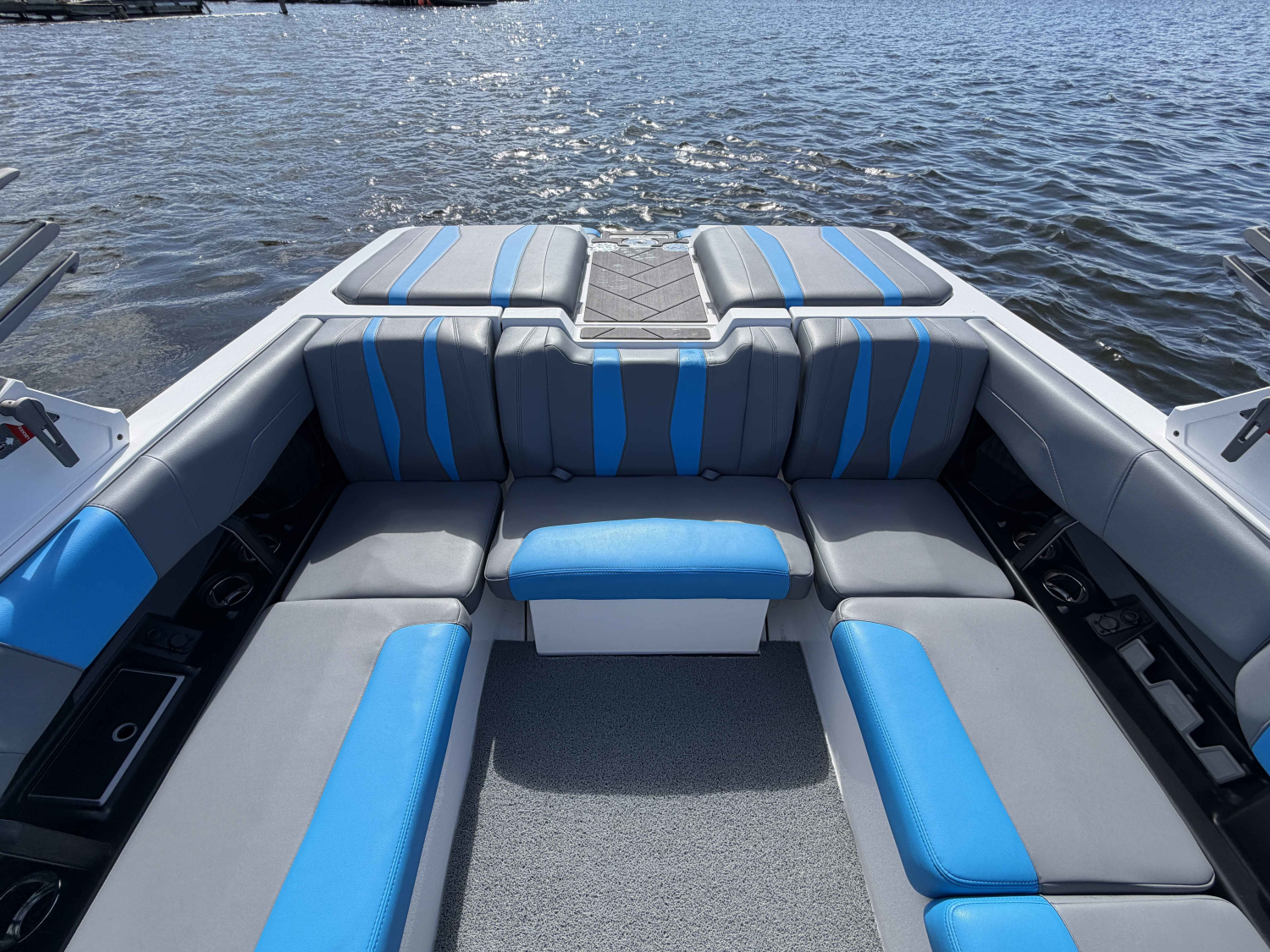 2025 Malibu 22 LSV