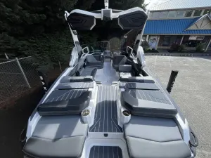 2027-mastercraft-x23-137245-image4.webp