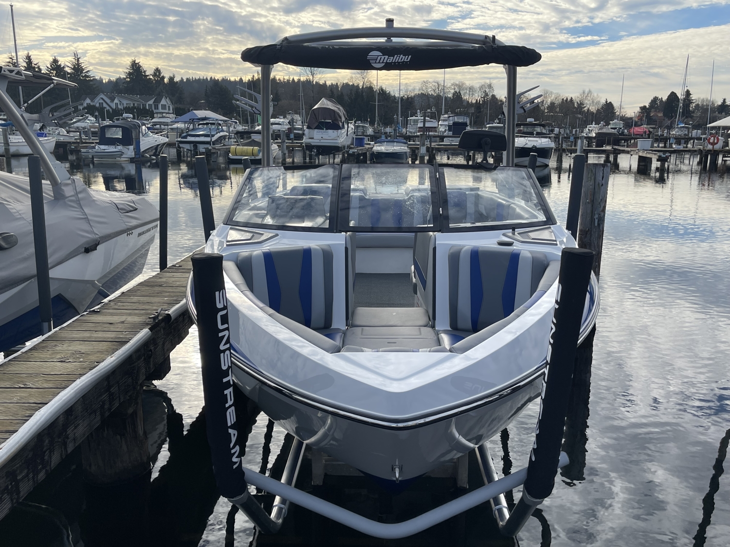 2023 Malibu 22 LSV