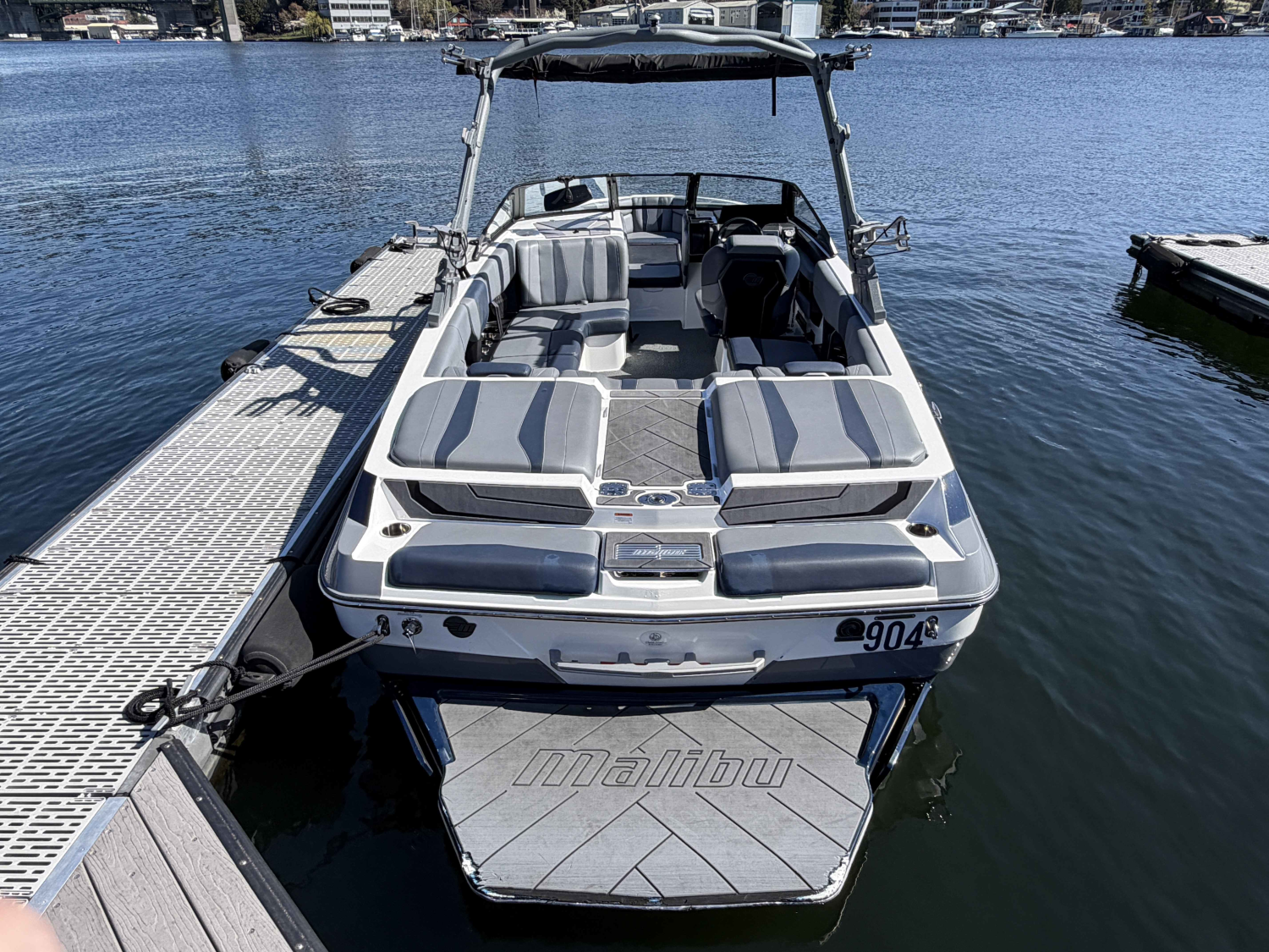 2025 Malibu 22 LSV