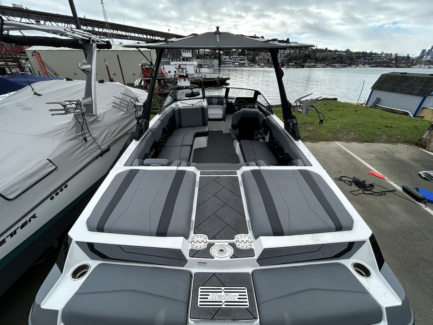 2025 Malibu 22 LSV