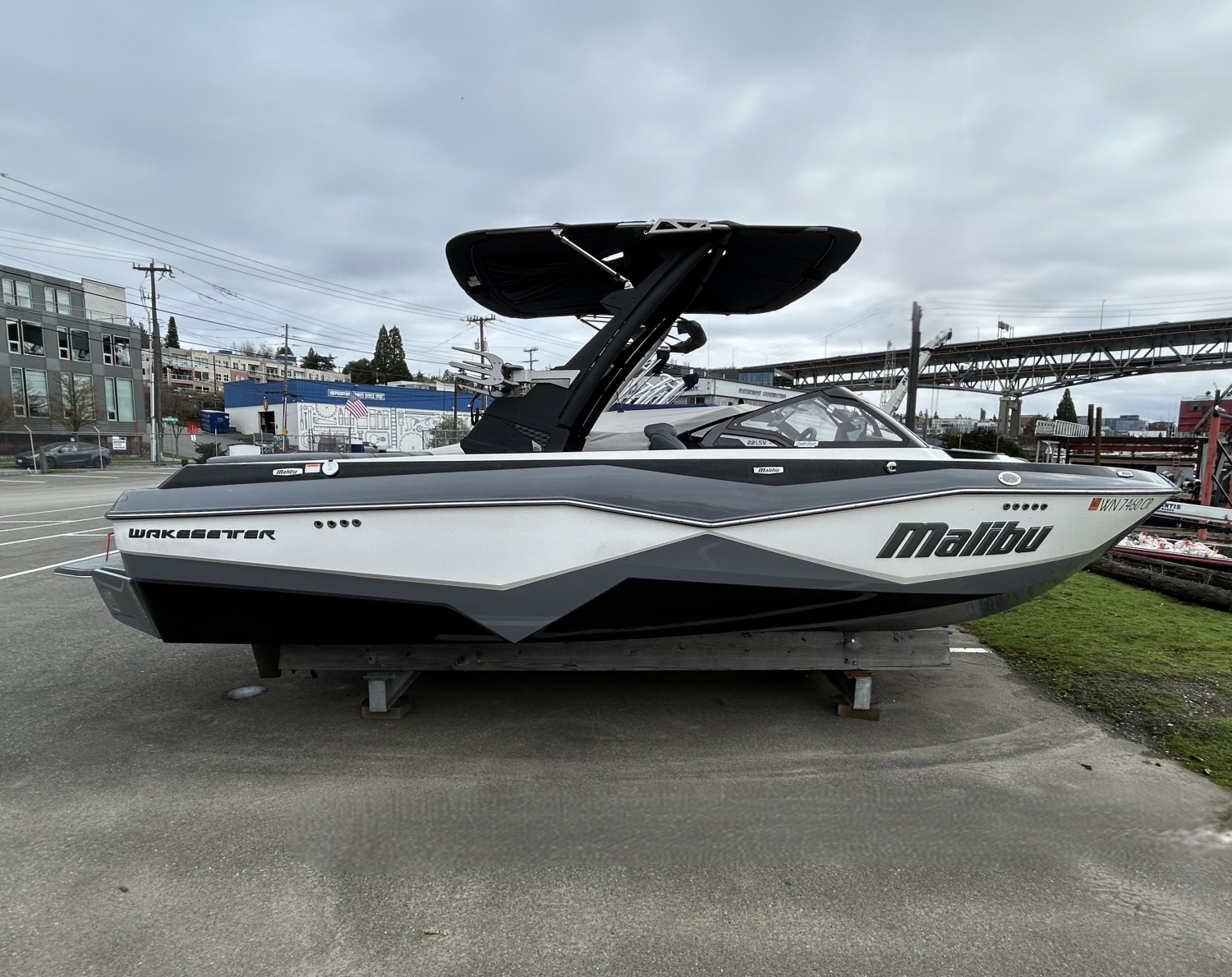 2025 Malibu 22 LSV
