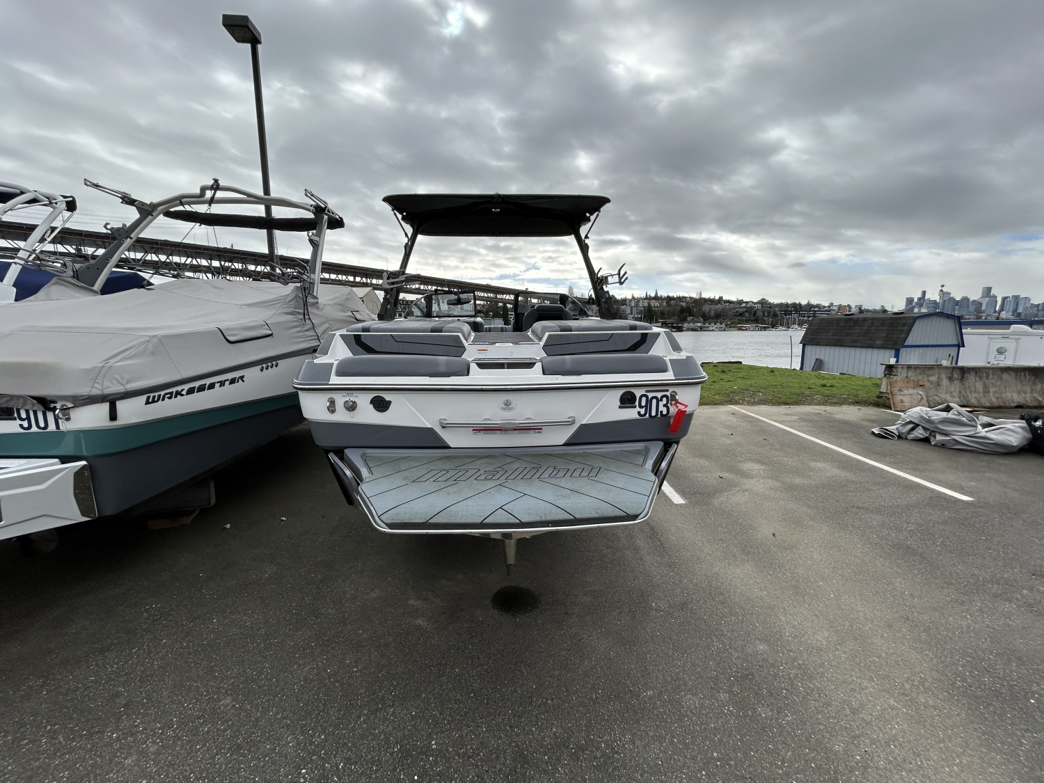 2025 Malibu 22 LSV