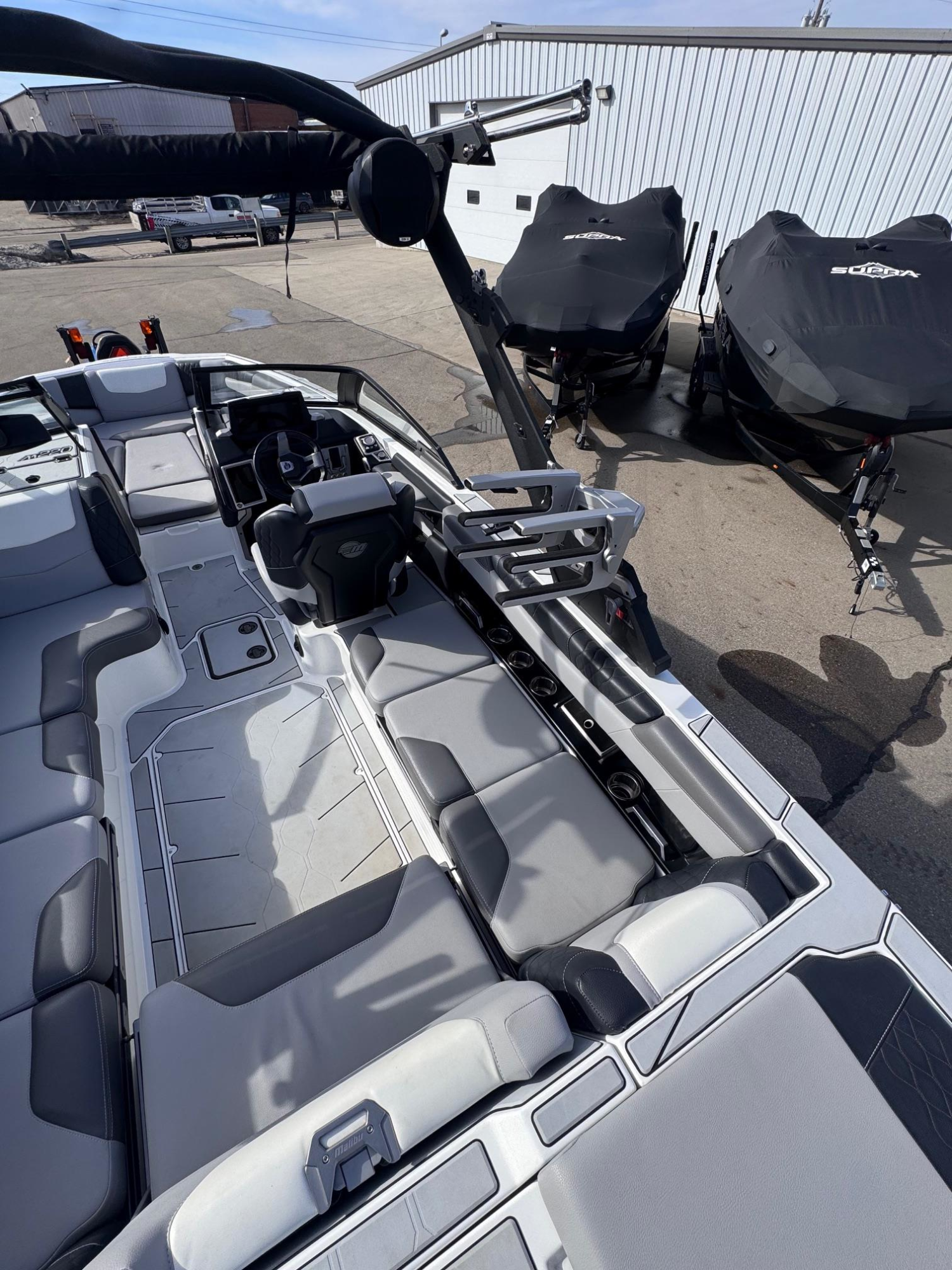 2022 Malibu Boats M220