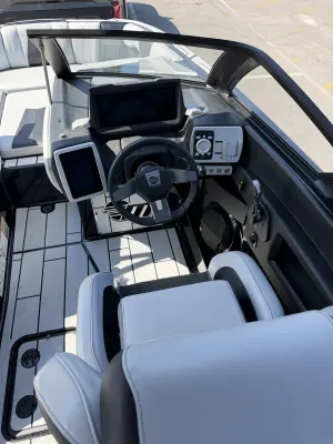 2022 Malibu Boats Wakesetter 24 MXZ Icon