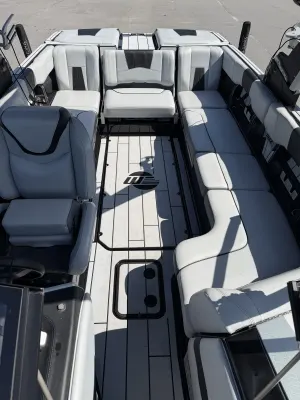 2022 Malibu Boats Wakesetter 24 MXZ Icon