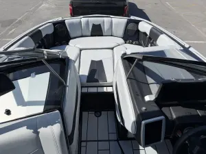 2022 Malibu Boats Wakesetter 24 MXZ Icon