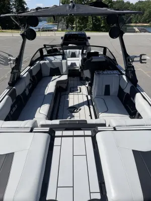 2022 Malibu Boats Wakesetter 24 MXZ Icon