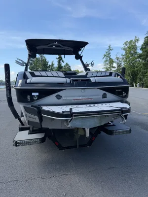2022 Malibu Boats Wakesetter 24 MXZ Icon