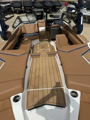 2025-nautique-g23-124502-image7.webp