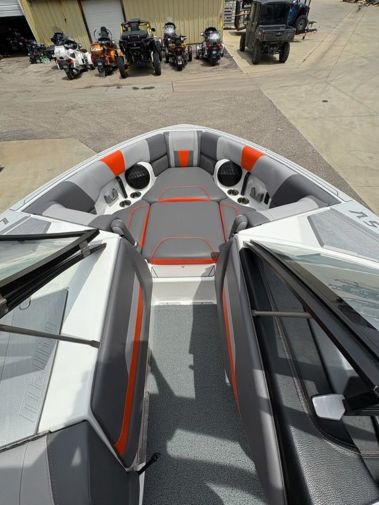 2022 Malibu Boats 23 LSV