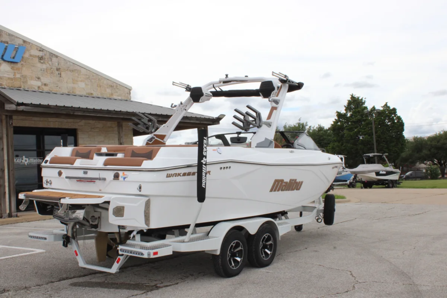 2026 Malibu 23 LSV