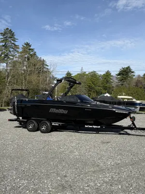 2021 Malibu MXZ 23 wakesetter (230 hours) Icon