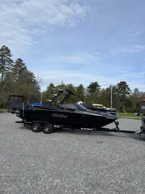 2021 Malibu MXZ 23 wakesetter (230 hours) Icon