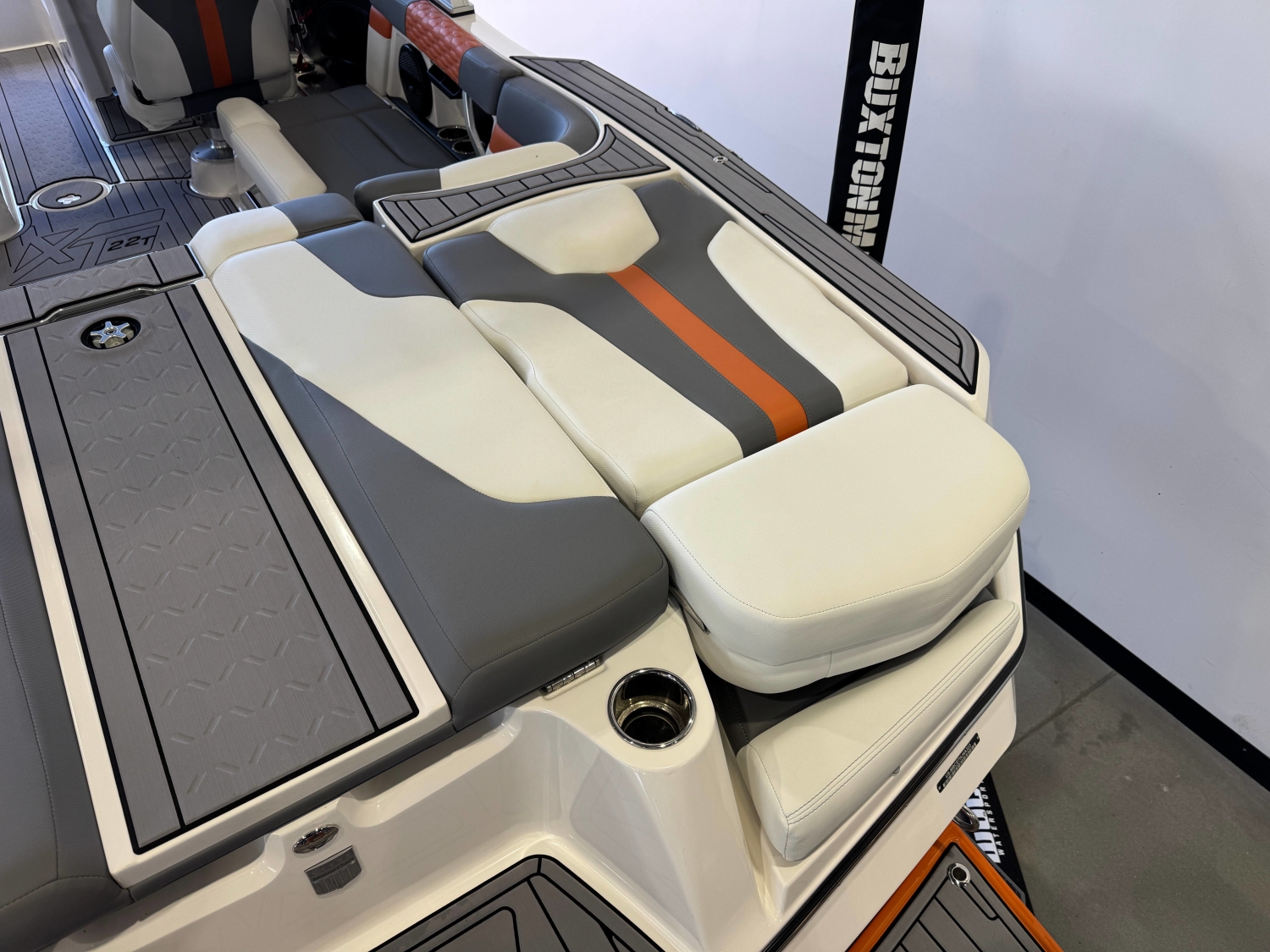 2023 MasterCraft XT22T