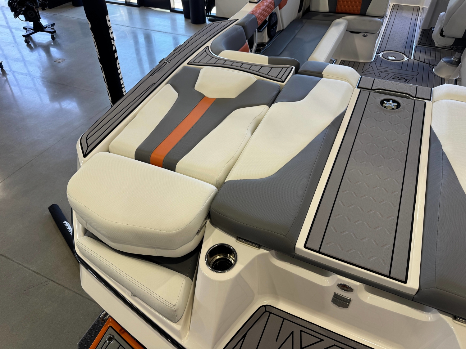 2023 MasterCraft XT22T