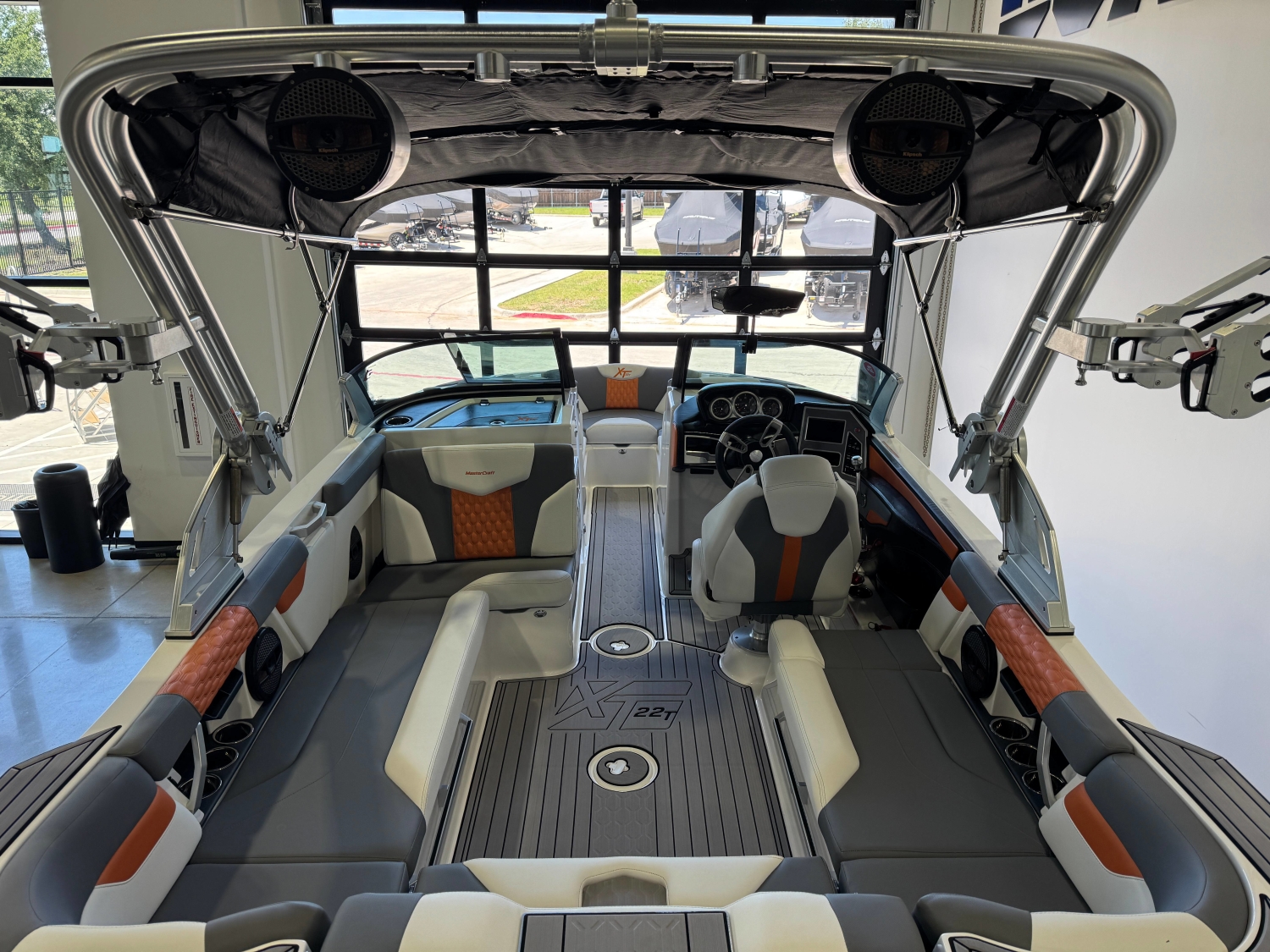 2023 MasterCraft XT22T
