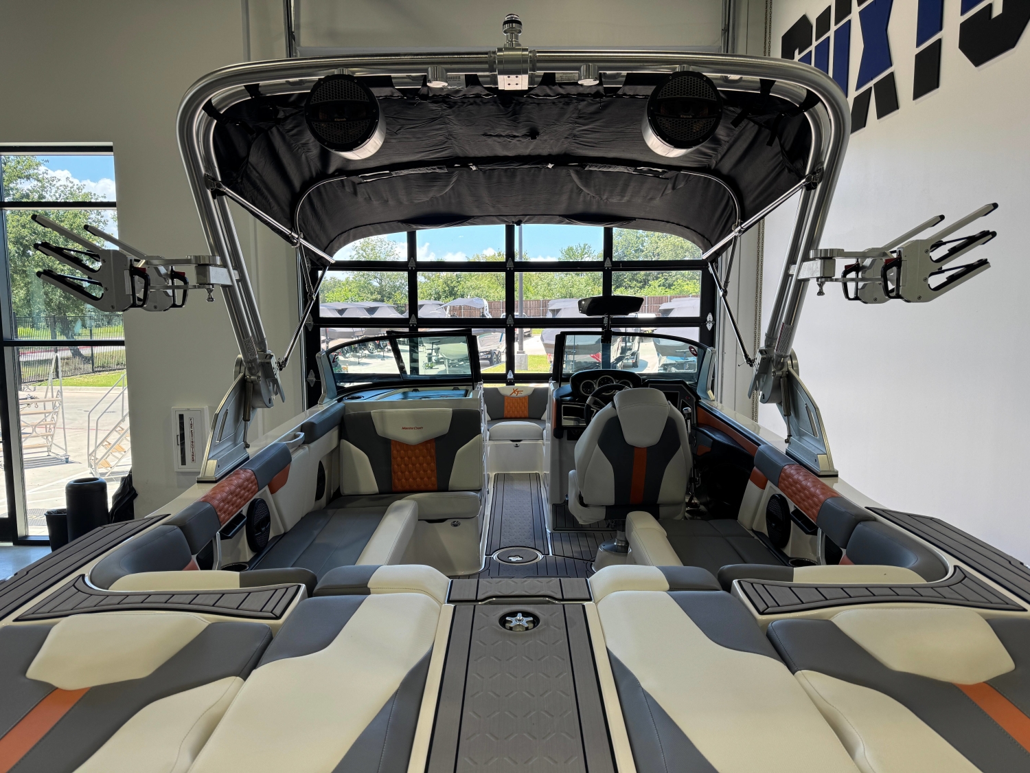 2023 MasterCraft XT22T