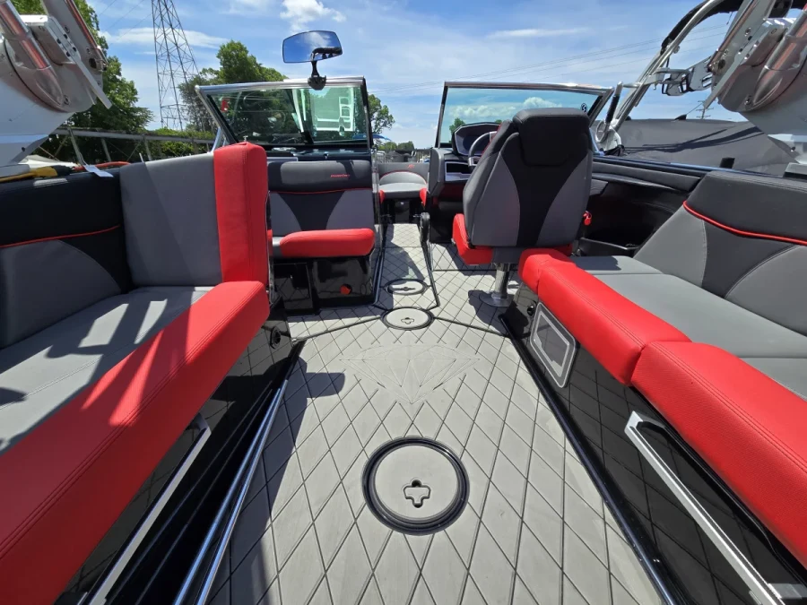 2019-mastercraft-xt25-139129-image1.webp