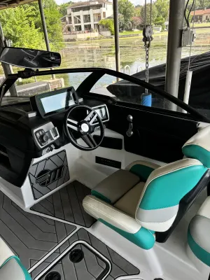 2019-malibu-wakesetter-23-lsv-139340-image3.webp