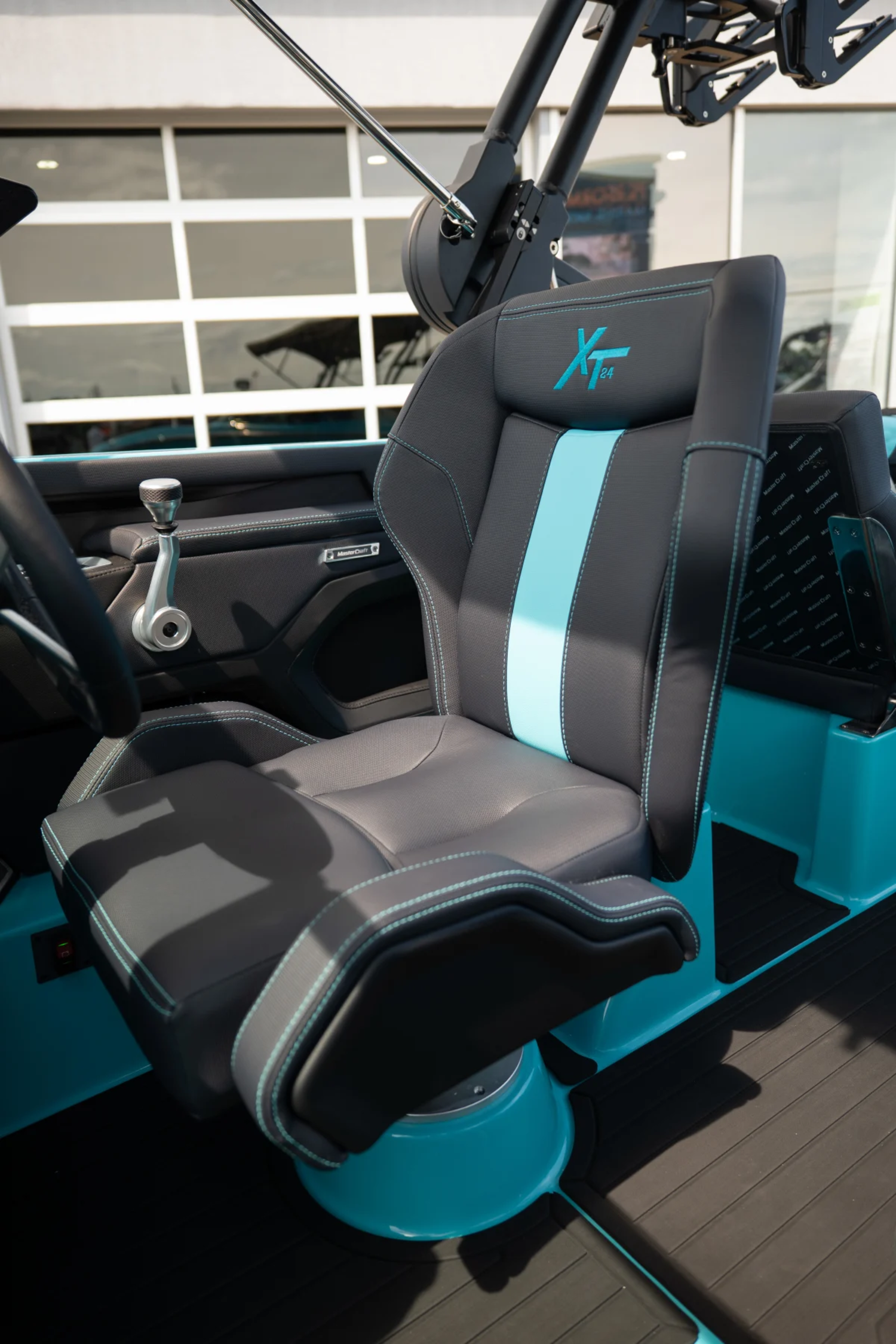 2026 MASTERCRAFT XT24 LAGUNA BLUE & MIDNIGHT BLACK 