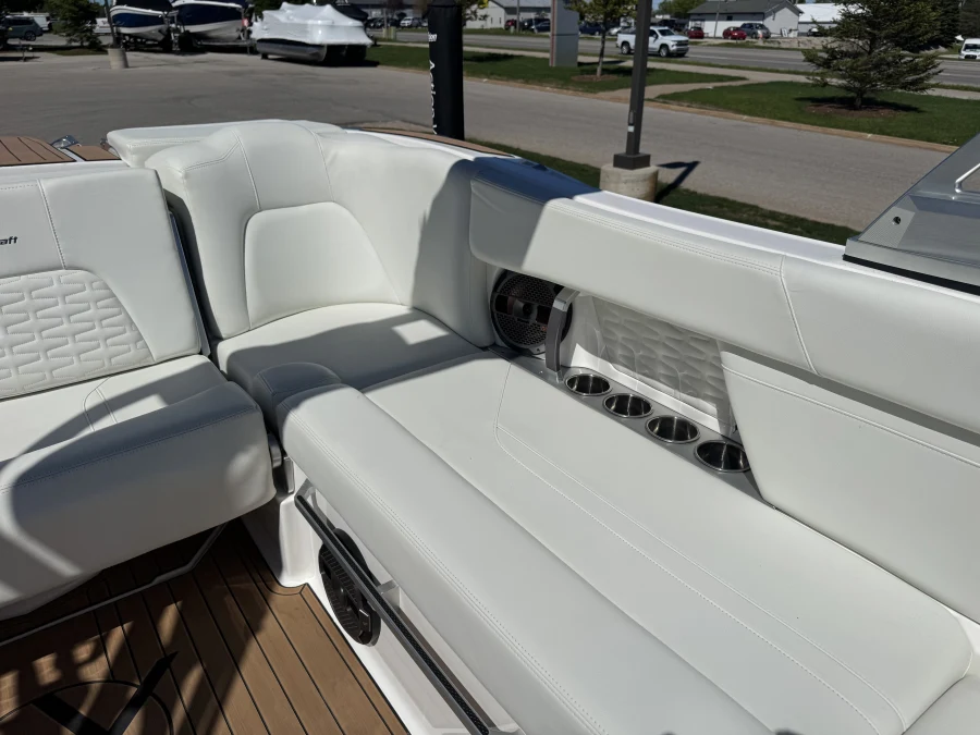 2021-mastercraft-x24-139461-image11