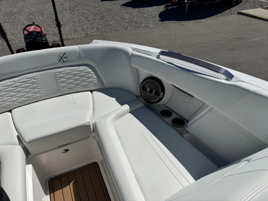 2021-mastercraft-x24-139461-image16