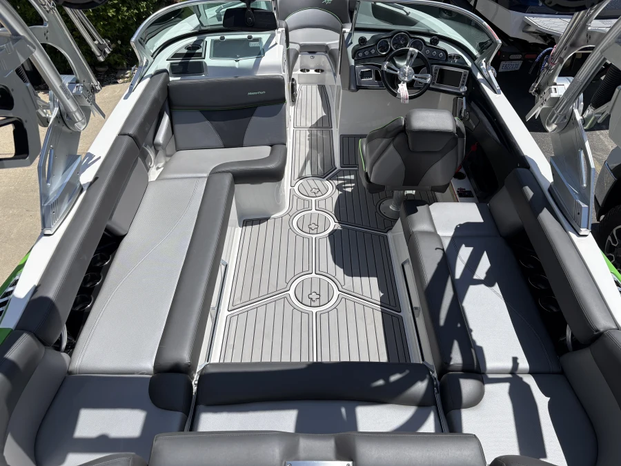 2017-mastercraft-xt23-139469-image16