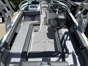 2017-mastercraft-xt23-139469-image16