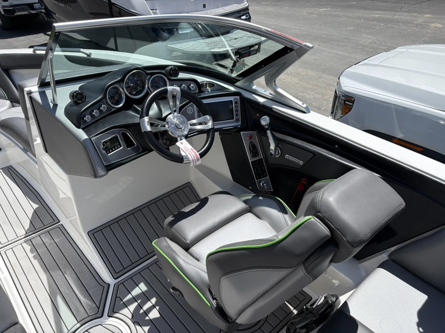 2017-mastercraft-xt23-139469-image17