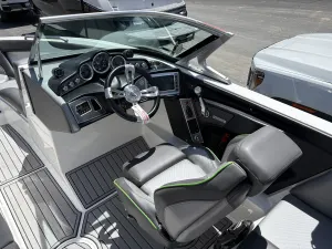 2017-mastercraft-xt23-139469-image17