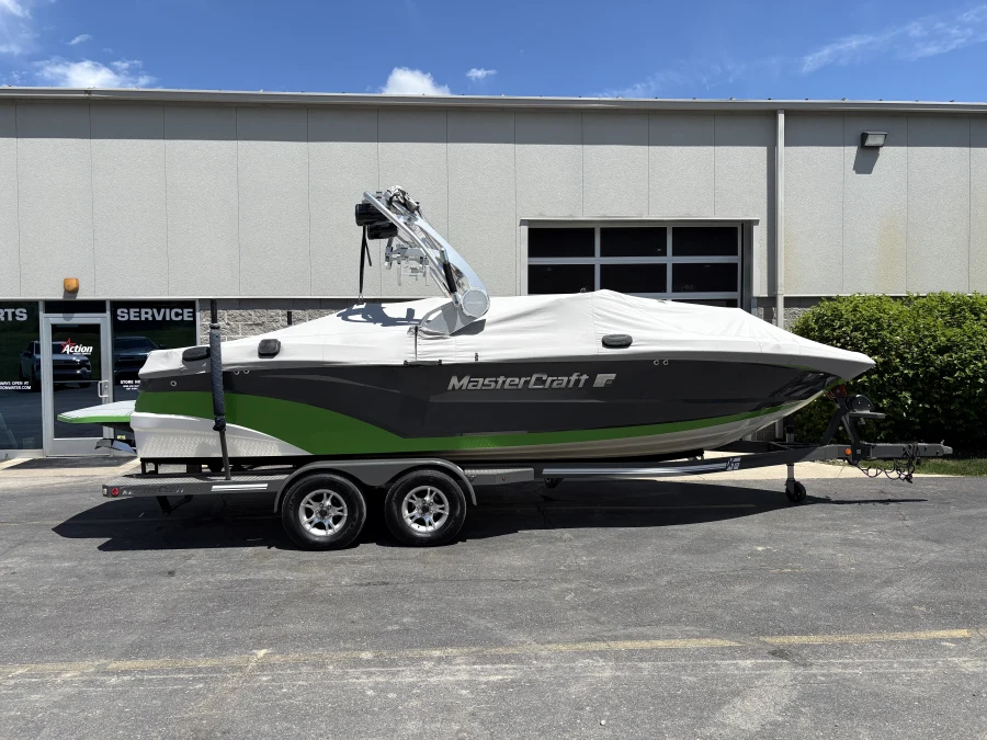 2017-mastercraft-xt23-139469-image2