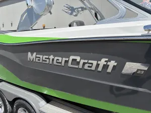 2017-mastercraft-xt23-139469-image3