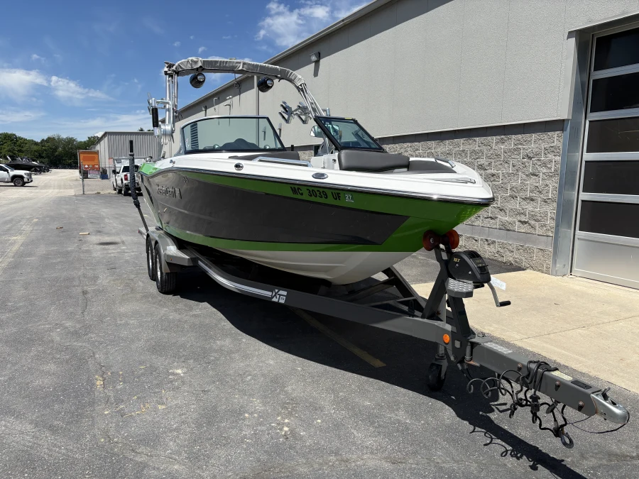 2017-mastercraft-xt23-139469-image4