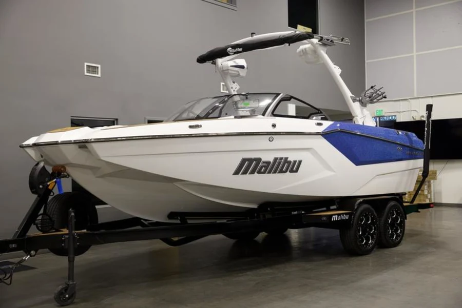 2025-malibu-wakesetter-22-mxz-139720-image2
