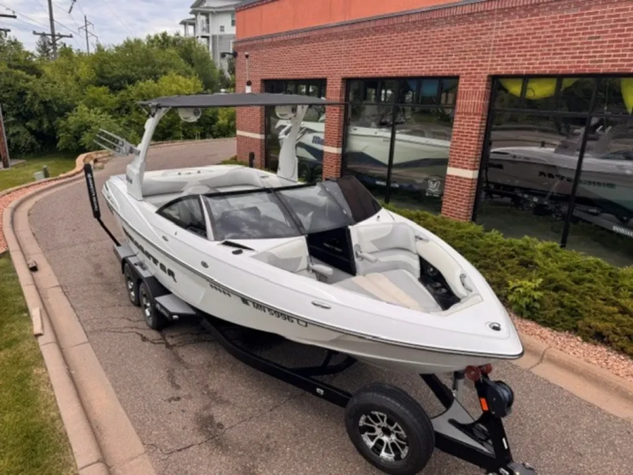 2016-malibu-wakesetter-23-lsv-139876-image1.webp