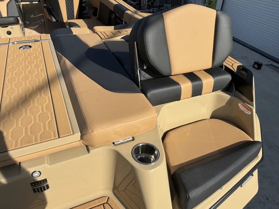 2026-mastercraft-xt24-140006-image3.webp