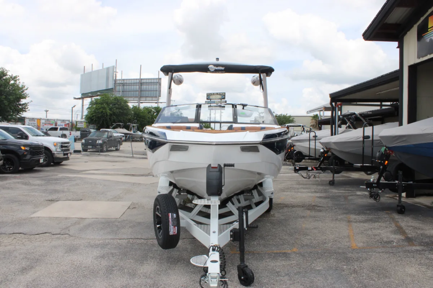 2026 Malibu 22 LSV