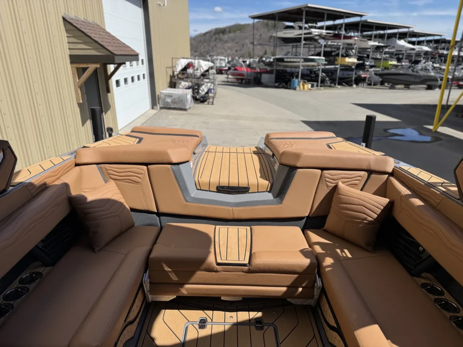 Nautique G23 New  0 hours  trailer inclued