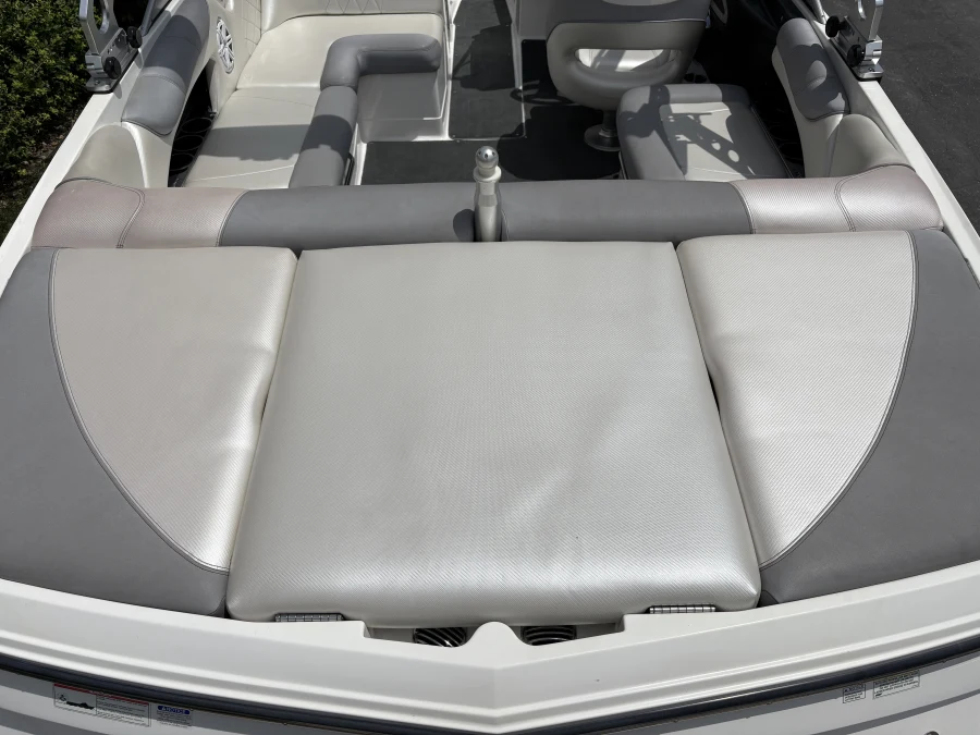 2011-mastercraft-x2-140126-image10