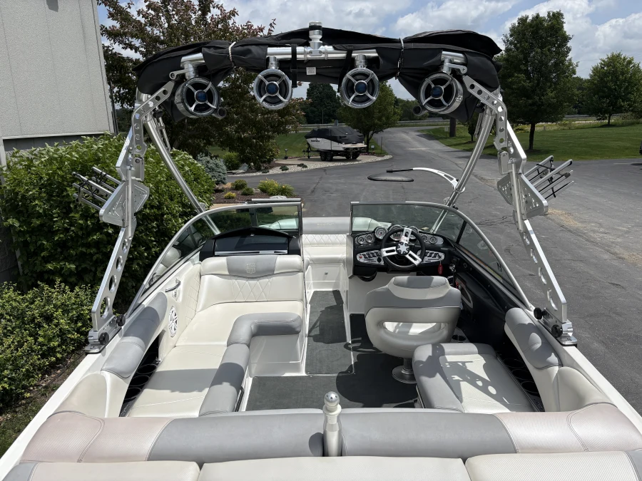 2011-mastercraft-x2-140126-image11