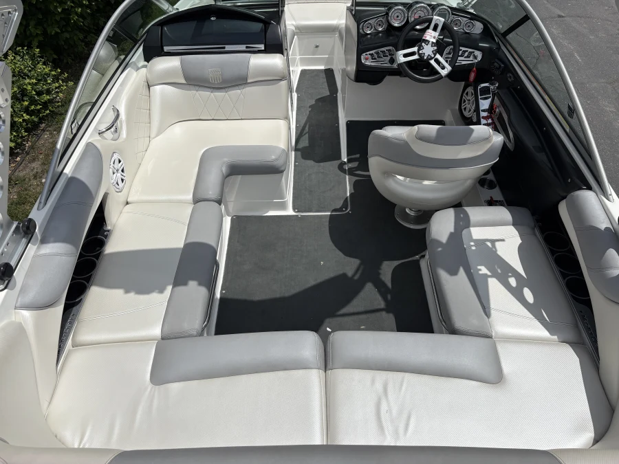2011-mastercraft-x2-140126-image12