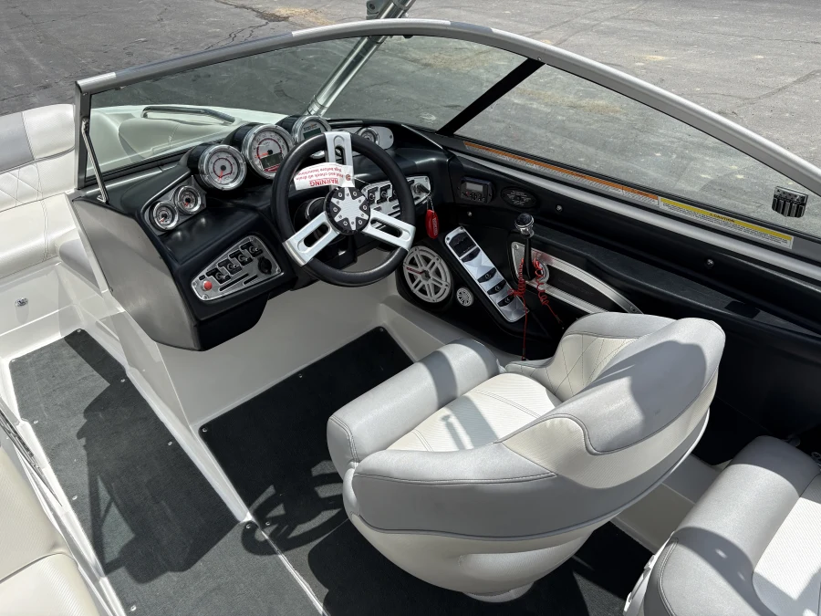 2011-mastercraft-x2-140126-image13