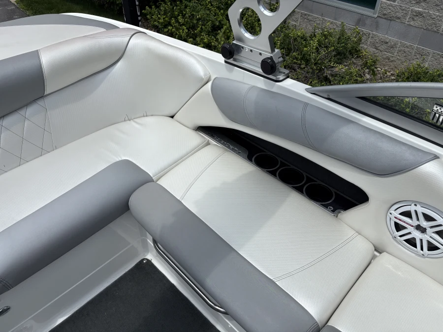 2011-mastercraft-x2-140126-image16